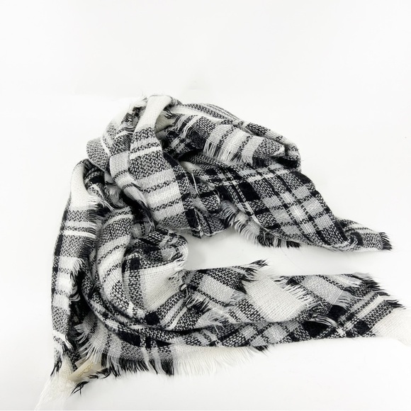 ✅ MODCLOTH BLACK/WHITE SCARF/SHAW SQUARE WITH FRINGE - Picture 1 of 5